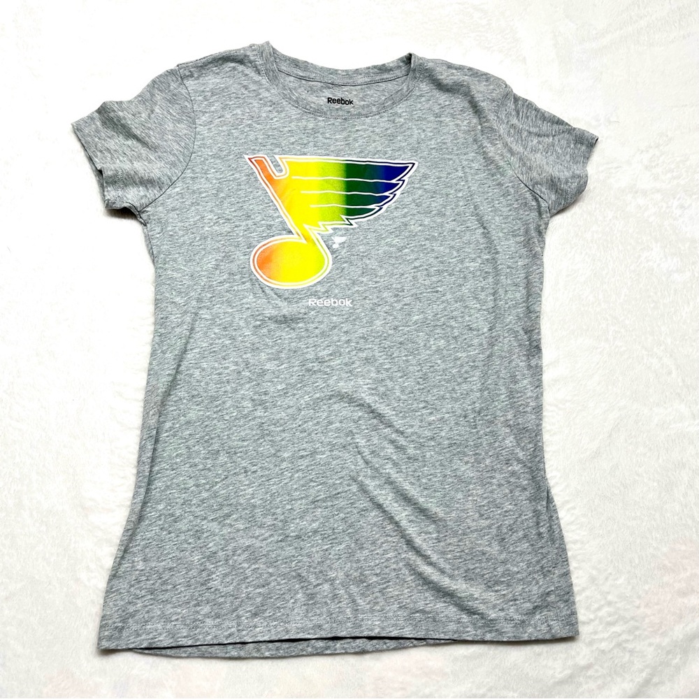 St. Louis Blues Women’s Reebok Gray Pride T-Shirt NHL Hockey Sz Lg